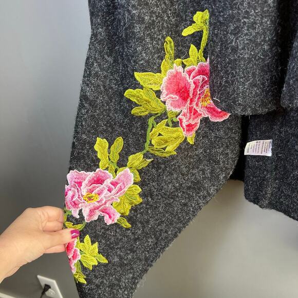 NWT Kamana Gray Floral Open Cardigan Sweater (missing belt) Size Large - Picture 3 of 7